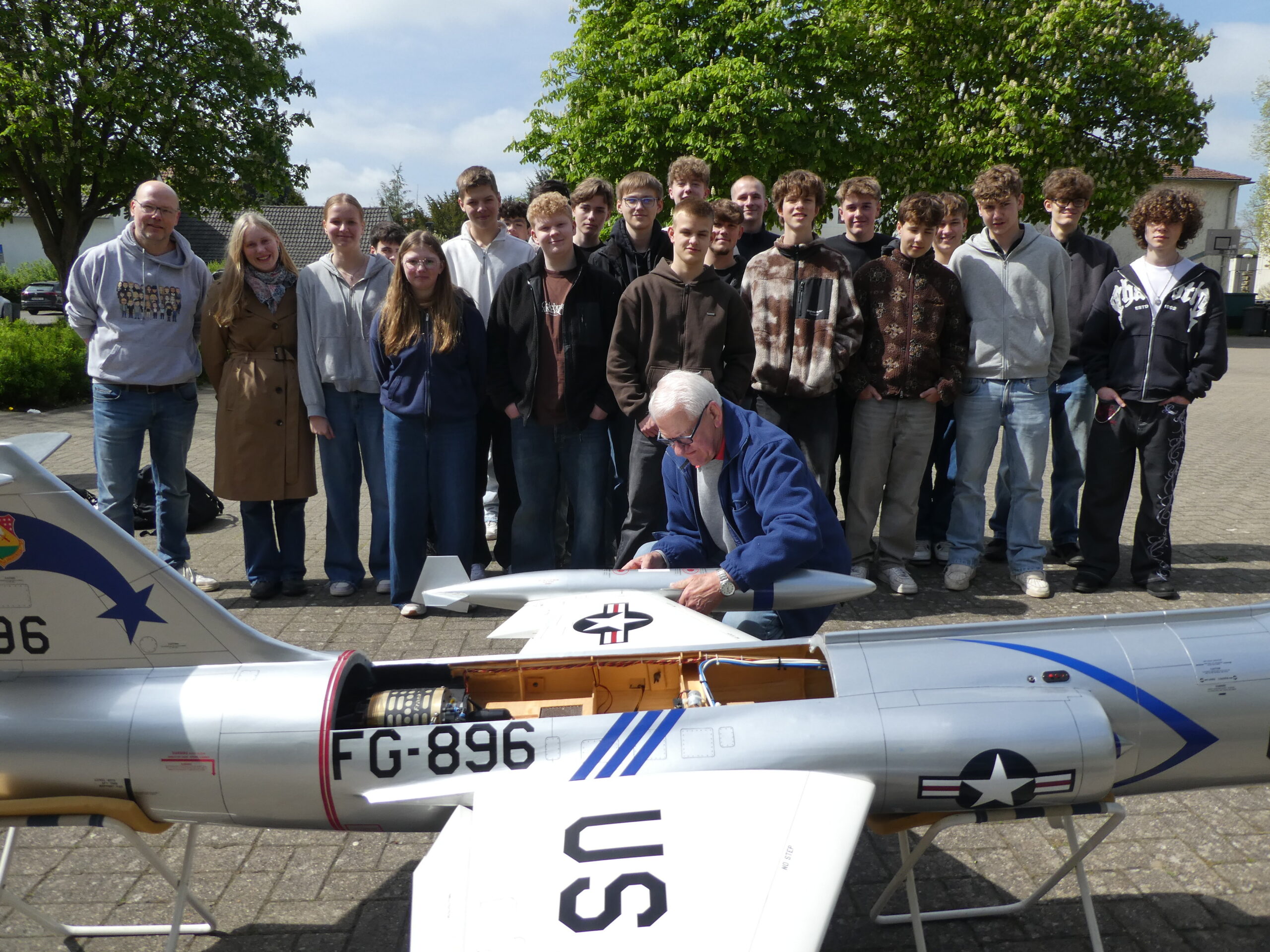 Wenn Unterricht abhebt: Ein Starfighter auf dem Schulhof